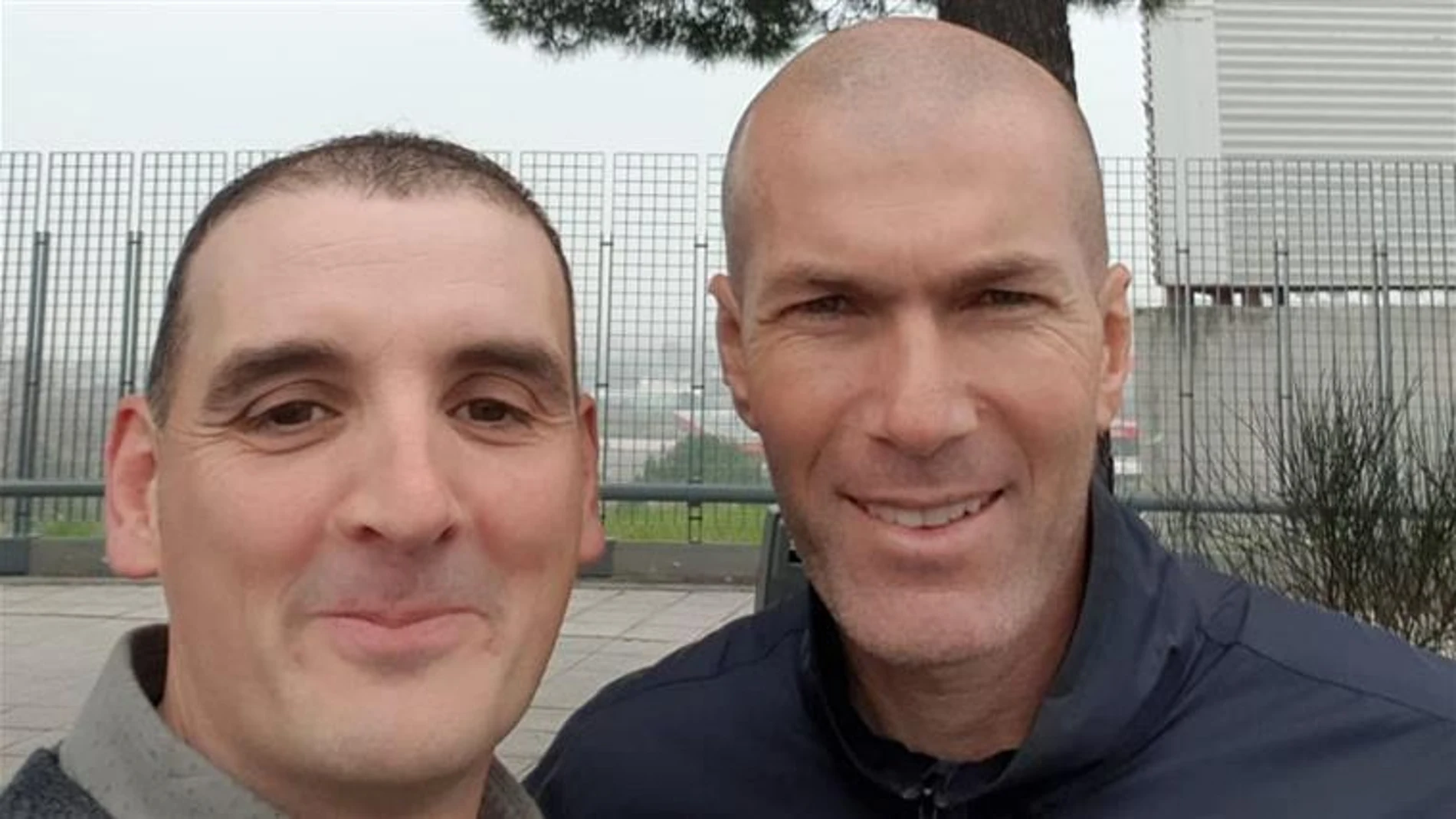 Ignacio Fernández se hace una selfie con Zidane tras el accidente de tráfico Ignacio Fernández se hace una selfie con Zidane tras el accidente de tráfico