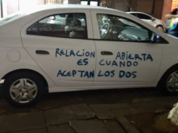 Pinta el coche de su expareja tras bloquearle: "Relación abierta es cuando aceptan dos”