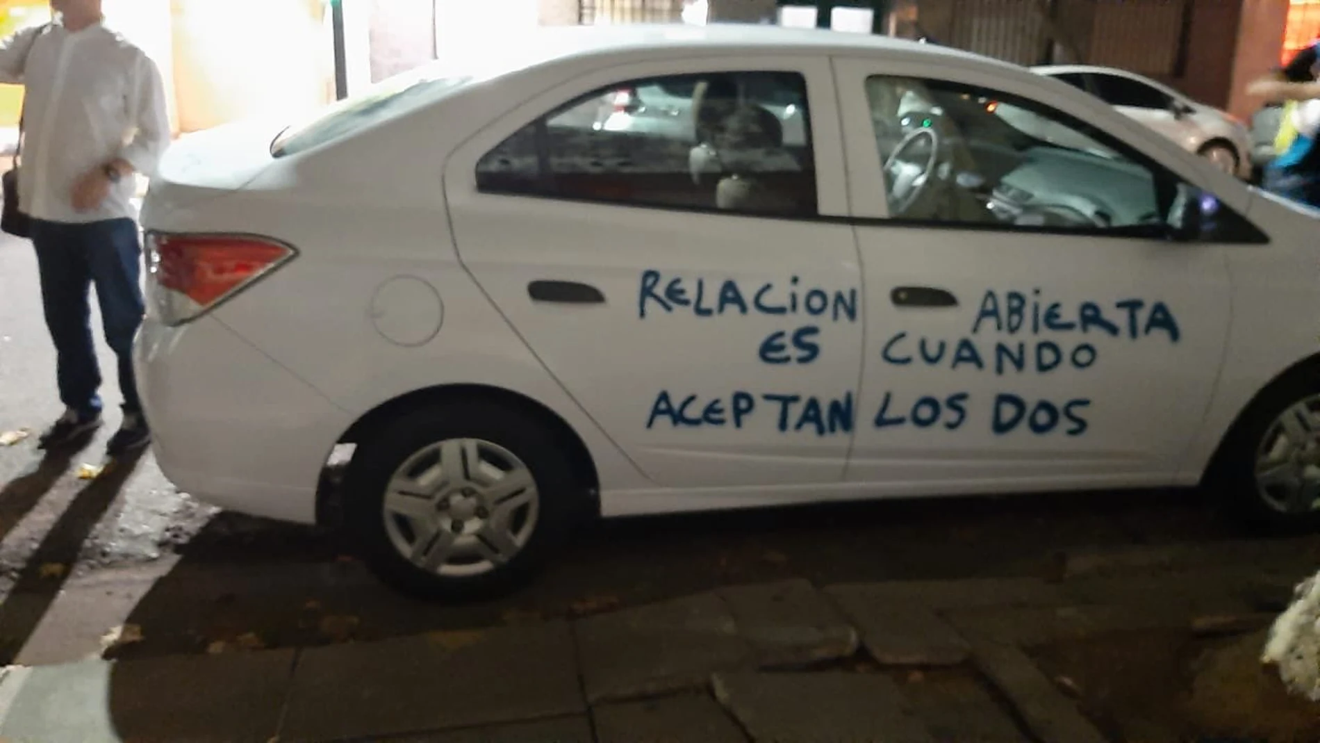 Pinta el coche de su expareja tras bloquearle: "Relación abierta es cuando aceptan dos” Pinta el coche de su expareja tras bloquearle: "Relación abierta es cuando aceptan dos”