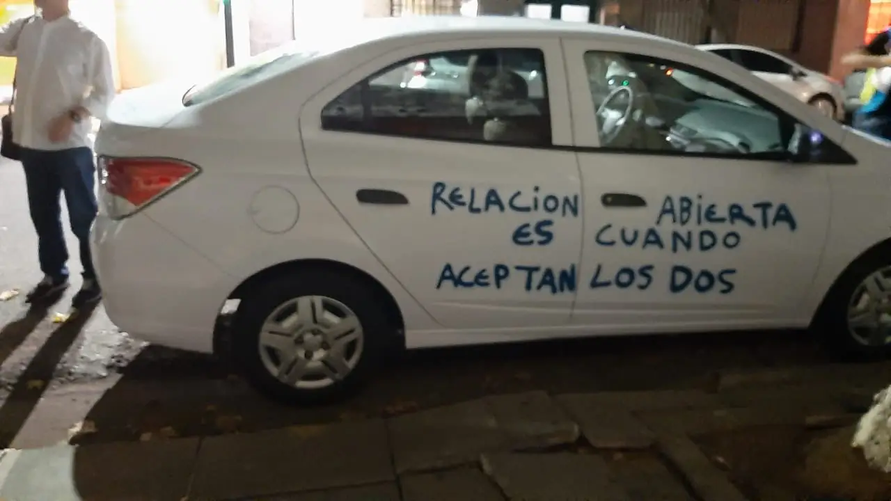 Pinta el coche de su expareja tras bloquearle: "Relaci&oacute;n abierta es cuando aceptan dos&rdquo;