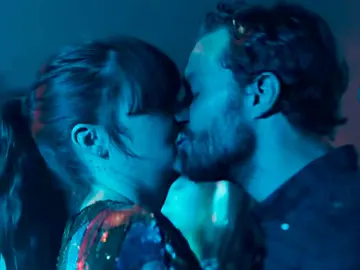 Shailene Woodley y Jamie Dornan en 'Endings Beginnings' Shailene Woodley y Jamie Dornan en 'Endings Beginnings'