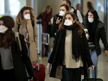 Gente protegida con mascarillas por el coronavirus Gente protegida con mascarillas por el coronavirus