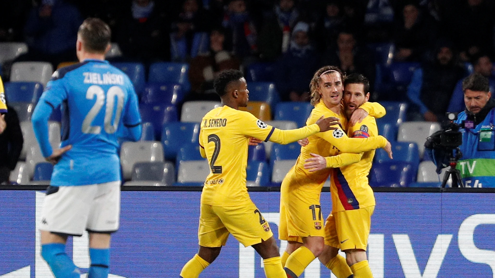 Griezmann celebra con Messi su gol ante el Nápòles Griezmann celebra con Messi su gol ante el Nápòles