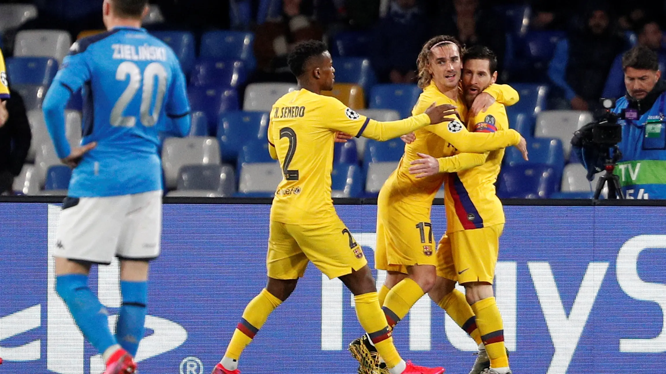 Griezmann celebra con Messi su gol ante el N&aacute;p&ograve;les