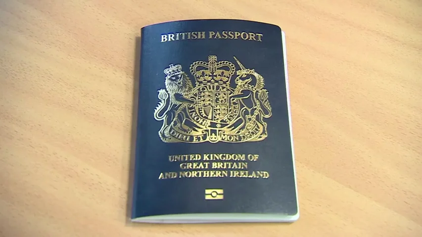 El pasaporte brit&aacute;nico volver&aacute; a ser azul tras salir de la Uni&oacute;n Europea