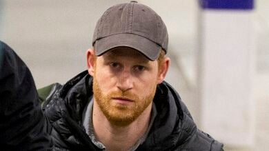 El exceso de Photoshop en el pelo del príncipe Harry en su portada junto a Meghan Markle se hace viral 