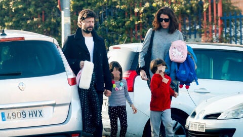 Álvaro Morte junto a su familia 