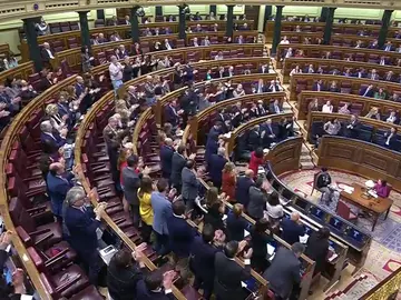 Bronca en el Congreso con el PP pidiendo la dimisión de Ábalos y los socialistas aplaudiendo Bronca en el Congreso con el PP pidiendo la dimisión de Ábalos y los socialistas aplaudiendo