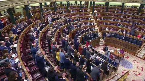 Bronca en el Congreso con el PP pidiendo la dimisión de Ábalos y los socialistas aplaudiendo Bronca en el Congreso con el PP pidiendo la dimisión de Ábalos y los socialistas aplaudiendo