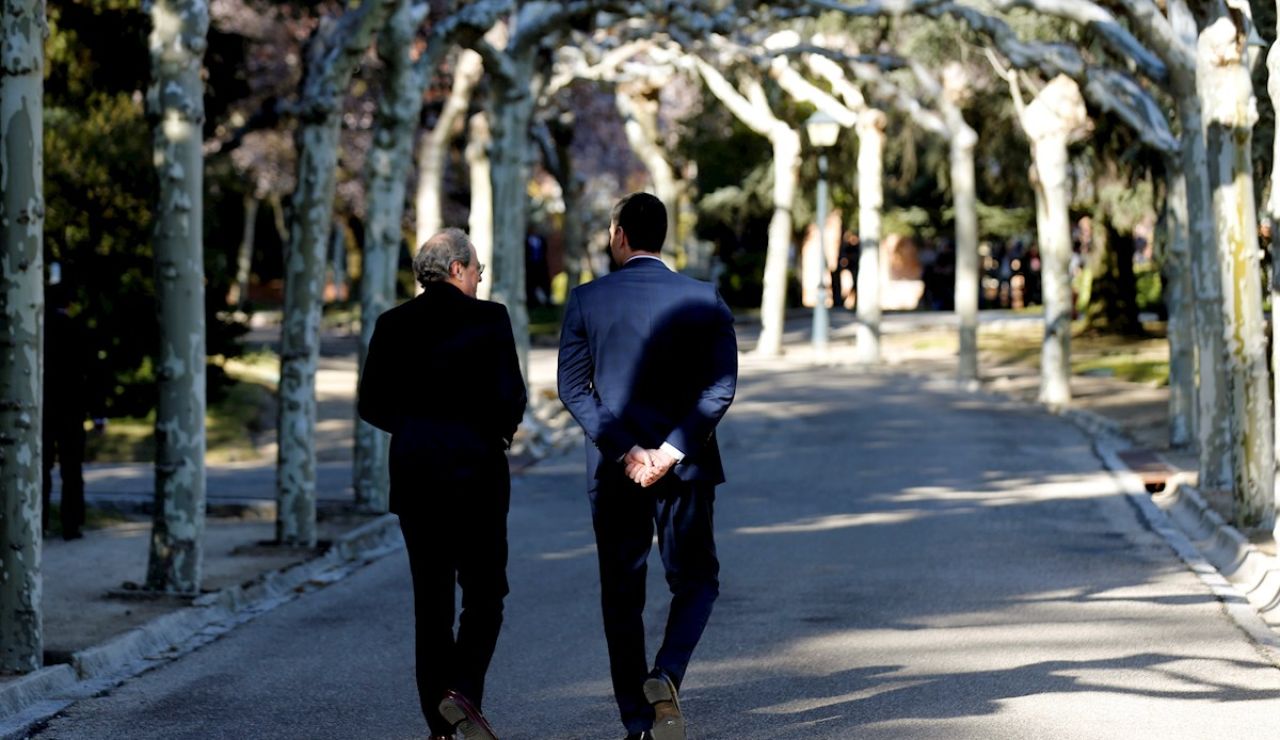 Pedro Sánchez y Quim Torra pasean por los jardines de Moncloa