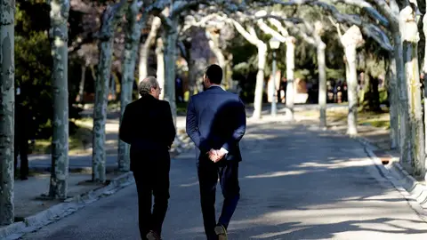 Pedro Sánchez y Quim Torra pasean por los jardines de Moncloa Pedro Sánchez y Quim Torra pasean por los jardines de Moncloa