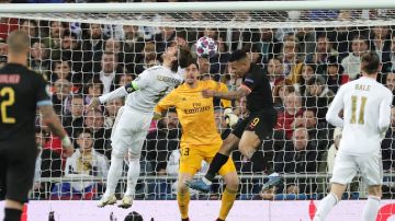 Gabriel Jesús remata ante Sergio Ramos en la jugada del empate del City ante el Real Madrid