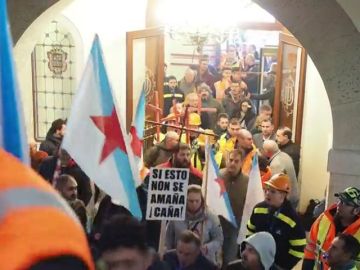 Los trabajadores de Alcoa tomaron durante media la diputación de Lugo para exigir que no cierren la fábrica