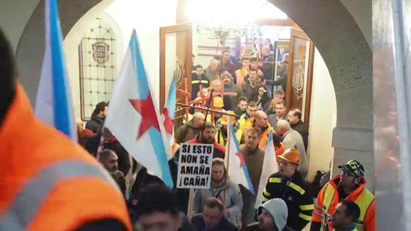 Los trabajadores de Alcoa toman durante media hora la diputación de Lugo para exigir que no cierren la fábrica