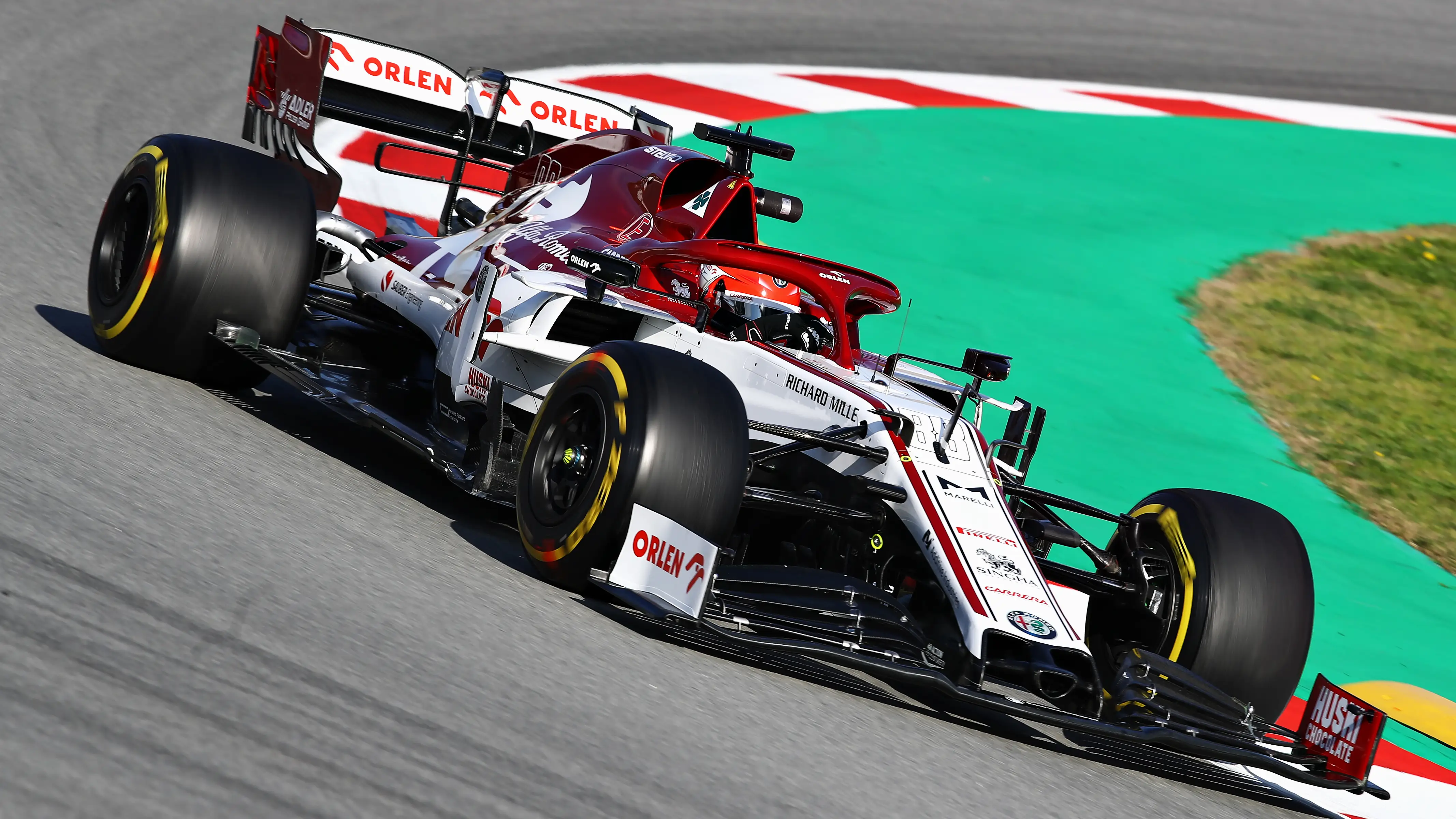 El polaco Robert Kubica durante los entrenamientos de pretemporada en el circuito de Barcelona