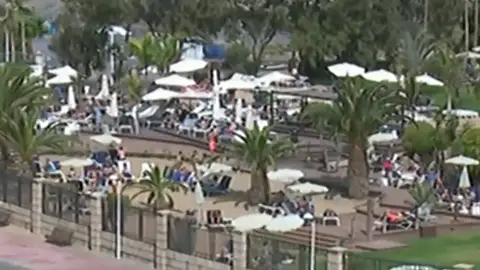 Así viven confinados en el hotel de Tenerife donde se han confirmado varios casos de coronavirus Así viven confinados en el hotel de Tenerife donde se han confirmado varios casos de coronavirus