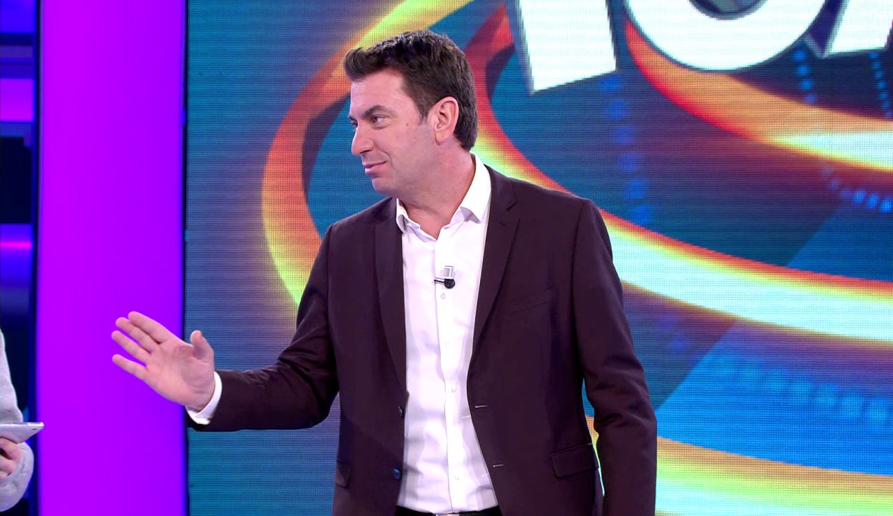 El parecido razonable del día en '¡Ahora caigo!': Arturo Valls da la bienvenida... ¡a Laura Pausini! El parecido razonable del día en '¡Ahora caigo!': Arturo Valls da la bienvenida... ¡a Laura Pausini!