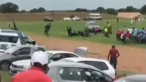 Intenta atropellar al árbitro Intenta atropellar al árbitro