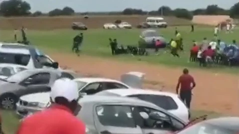 Intenta atropellar al árbitro Intenta atropellar al árbitro