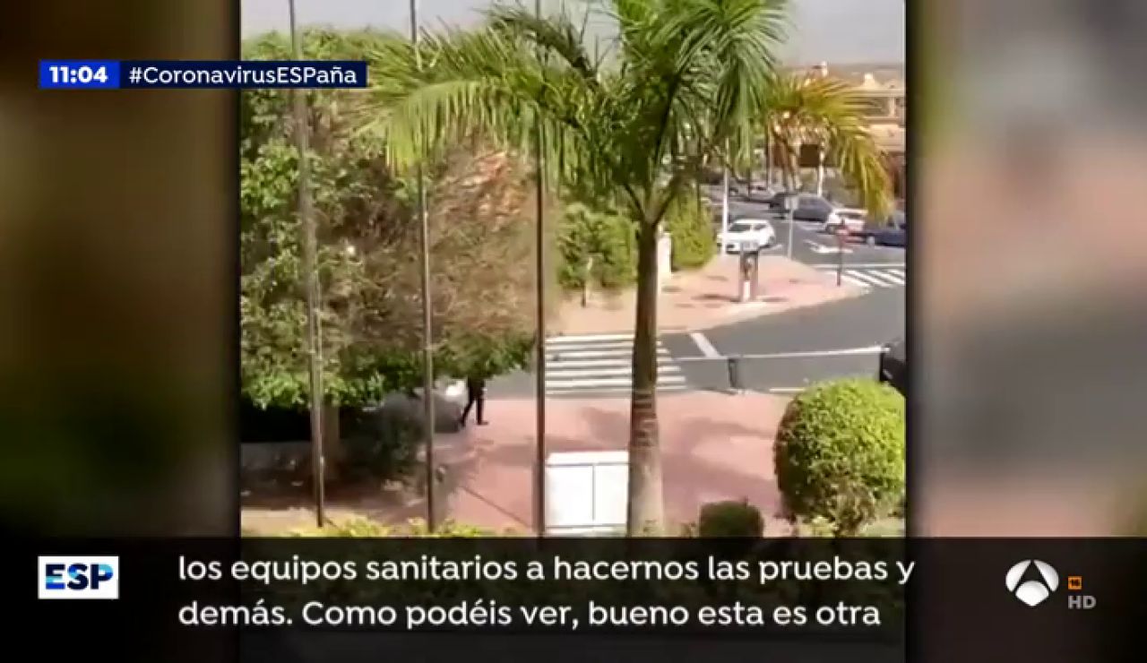 Turistas del hotel bloqueado en Tenerife por coronavirus : "Ellos tienen buenas mascarillas y a nosotros nos tienen con bolsas de té" Turistas del hotel bloqueado en Tenerife por coronavirus : "Ellos tienen buenas mascarillas y a nosotros nos tienen con bolsas de té"