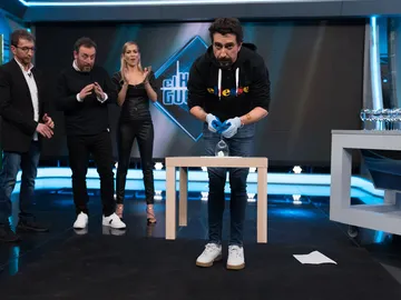 Marron logra levantar una mesa agarrada solamente con una copa de cristal Marron logra levantar una mesa agarrada solamente con una copa de cristal