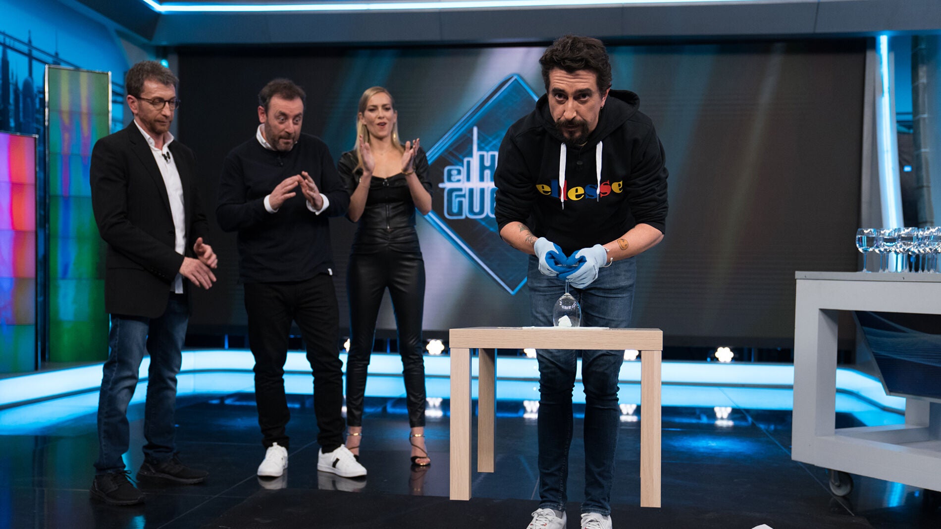 Marron logra levantar una mesa agarrada solamente con una copa de cristal