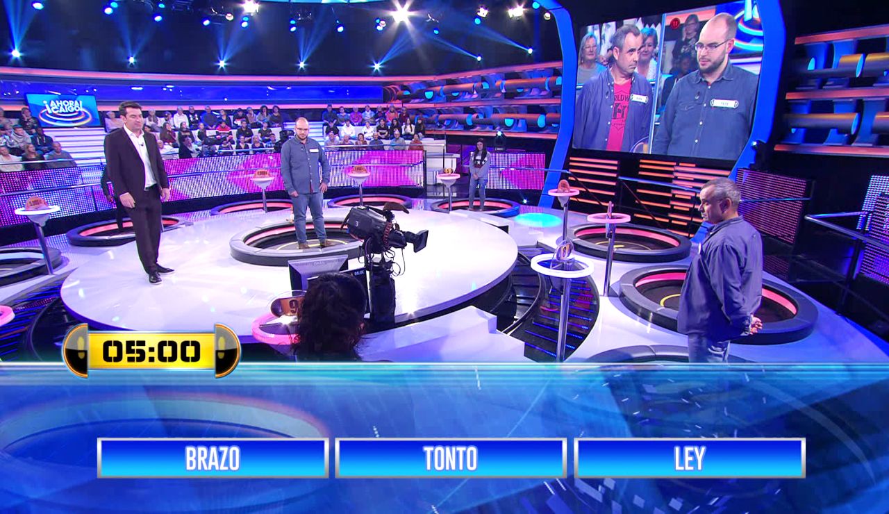 ¿Caerías por la trampilla? Guiño a Torrente en este 'Entre tres' en '¡Ahora caigo!' ¿Caerías por la trampilla? Guiño a Torrente en este 'Entre tres' en '¡Ahora caigo!'