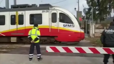 Un tren golpea a una niña que se había quedado atrapada con su bicicleta en las vías Un tren golpea a una niña que se había quedado atrapada con su bicicleta en las vías