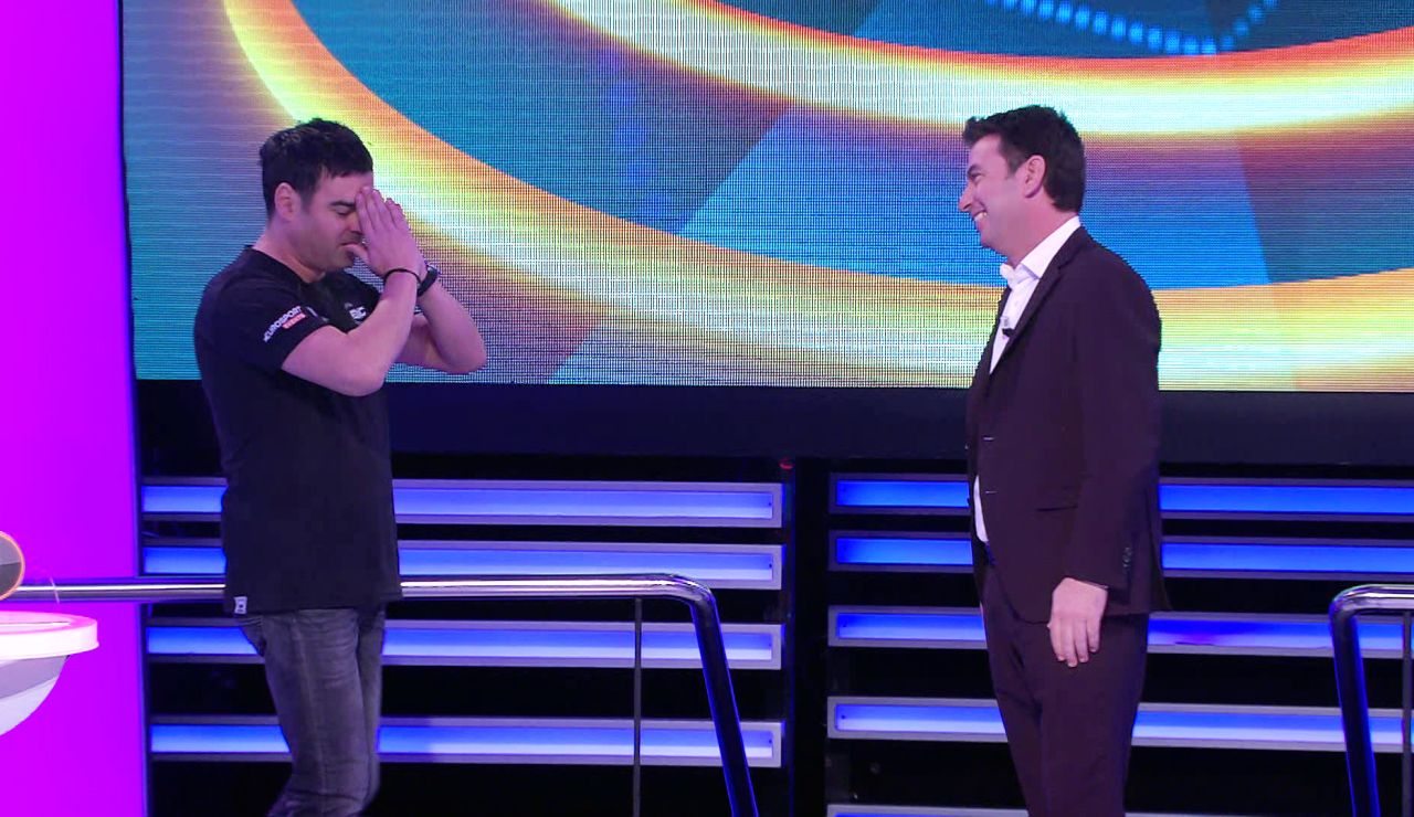 Inédito en '¡Ahora caigo!': Arturo Valls cede el mando del programa al cámara Ricardo Inédito en '¡Ahora caigo!': Arturo Valls cede el mando del programa al cámara Ricardo