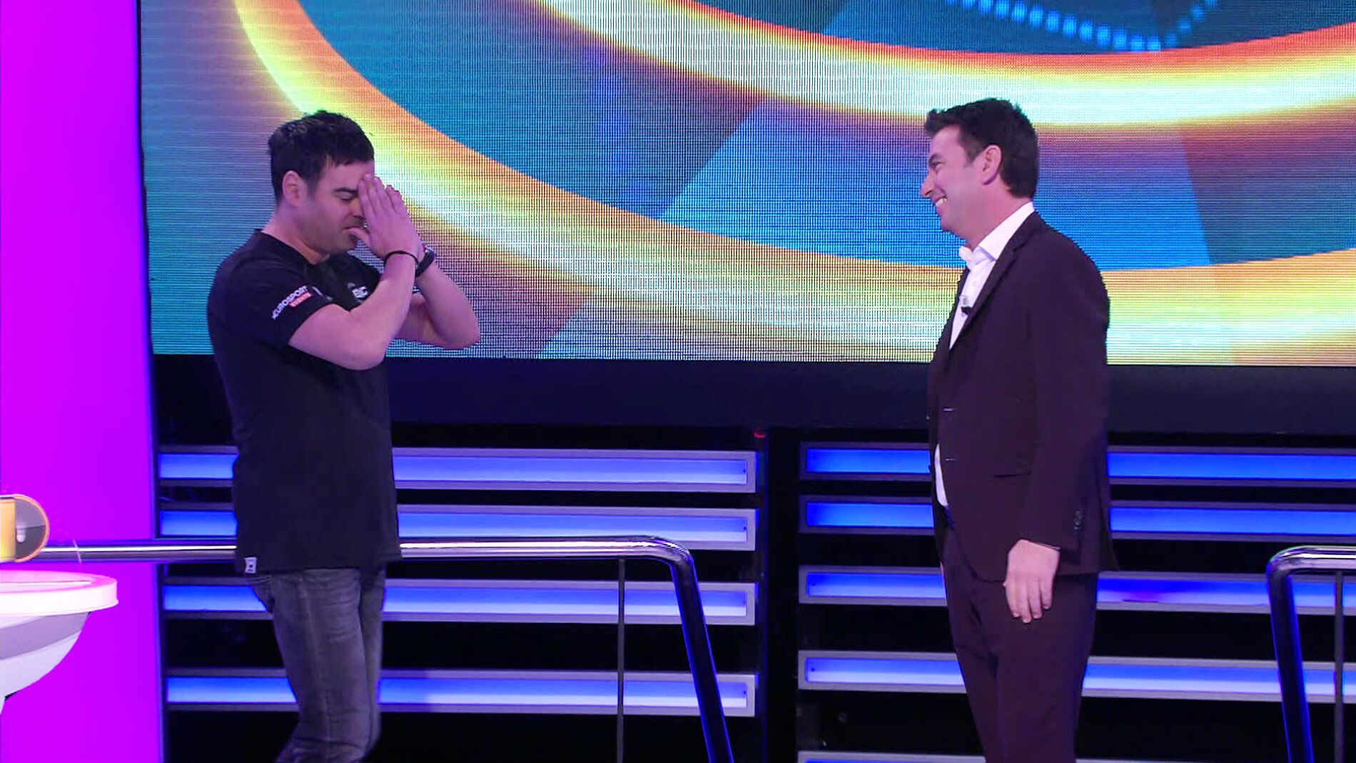 In&eacute;dito en '&iexcl;Ahora caigo!': Arturo Valls cede el mando del programa al c&aacute;mara Ricardo 