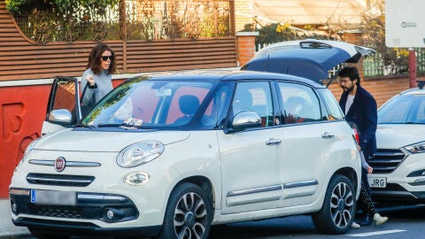 Álvaro Morte junto a su pareja y sus hijos 