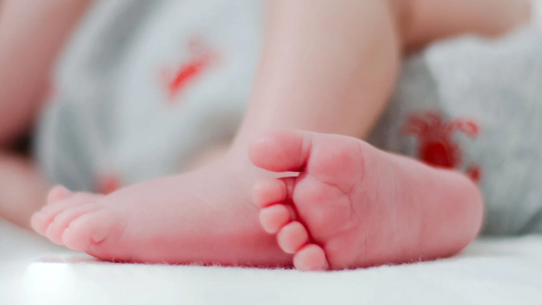 Pies de un bebé tumbado Pies de un bebé tumbado