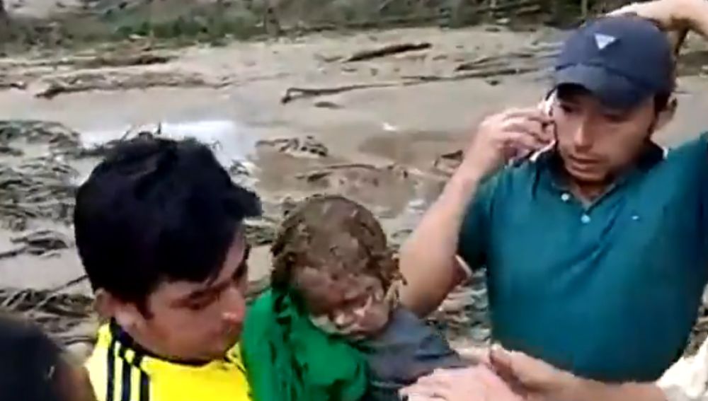 Rescate milagroso a un bebé tras una avalancha en Colombia 