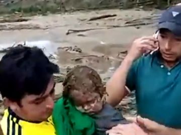 Rescate milagroso a un bebé tras una avalancha en Colombia 