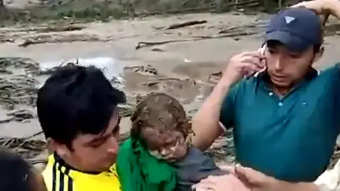 Rescate milagroso a un bebé tras una avalancha en Colombia Rescate milagroso a un bebé tras una avalancha en Colombia