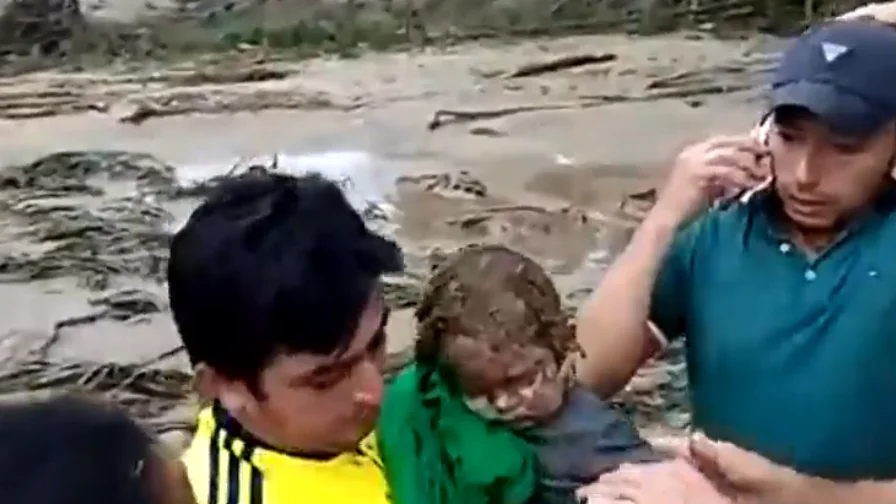 Rescate milagroso a un bebé tras una avalancha en Colombia Rescate milagroso a un bebé tras una avalancha en Colombia