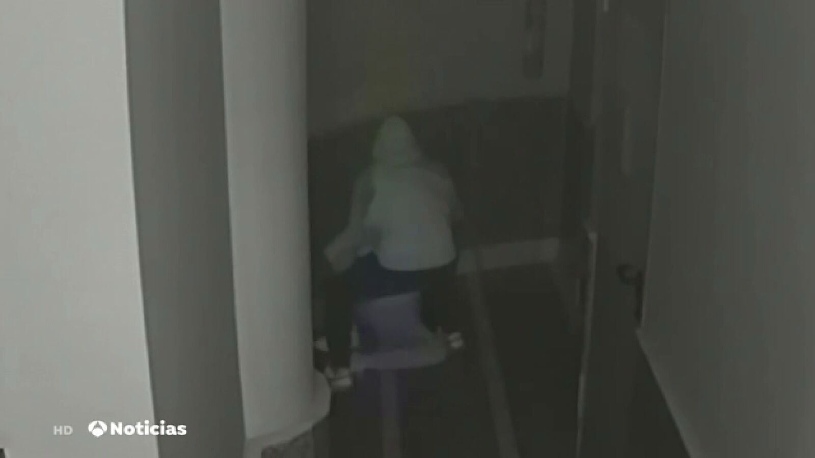 Las imágenes de cómo un ladrón intenta estrangular a una mujer para robarle el bolso en Torrevieja