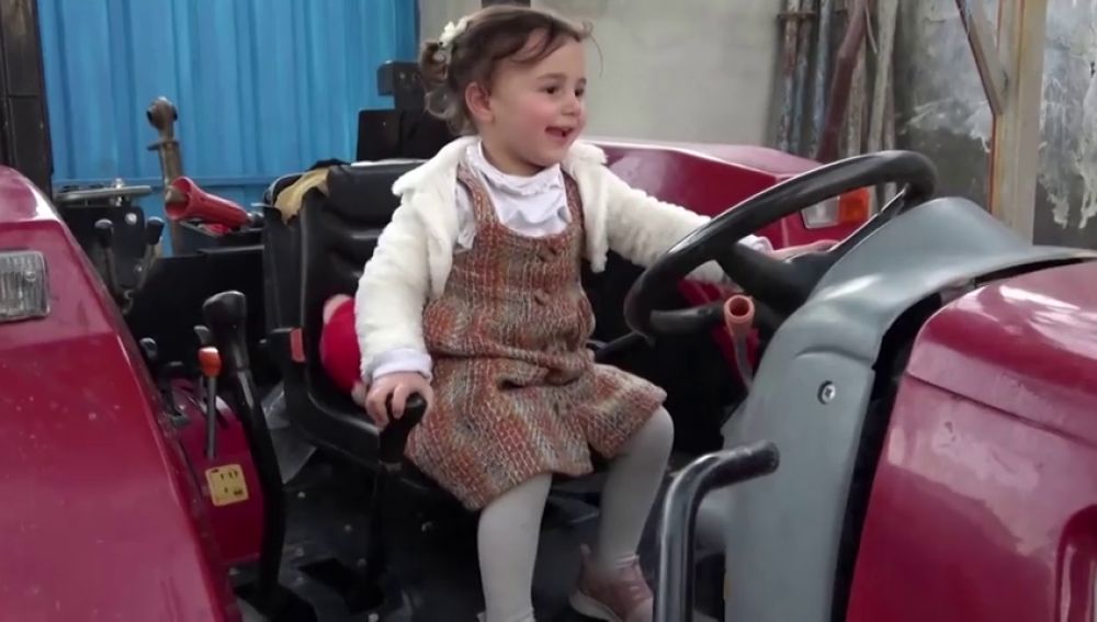 La niña que se reía de las bombas en Siria ya se encuentra en Turquía junto a su familia 