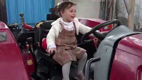 La niña que se reía de las bombas en Siria ya se encuentra en Turquía junto a su familia La niña que se reía de las bombas en Siria ya se encuentra en Turquía junto a su familia