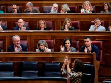 La bancada del PSOE aplaude a la ministra de Hacienda
