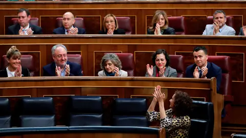 La bancada del PSOE aplaude a la ministra de Hacienda La bancada del PSOE aplaude a la ministra de Hacienda