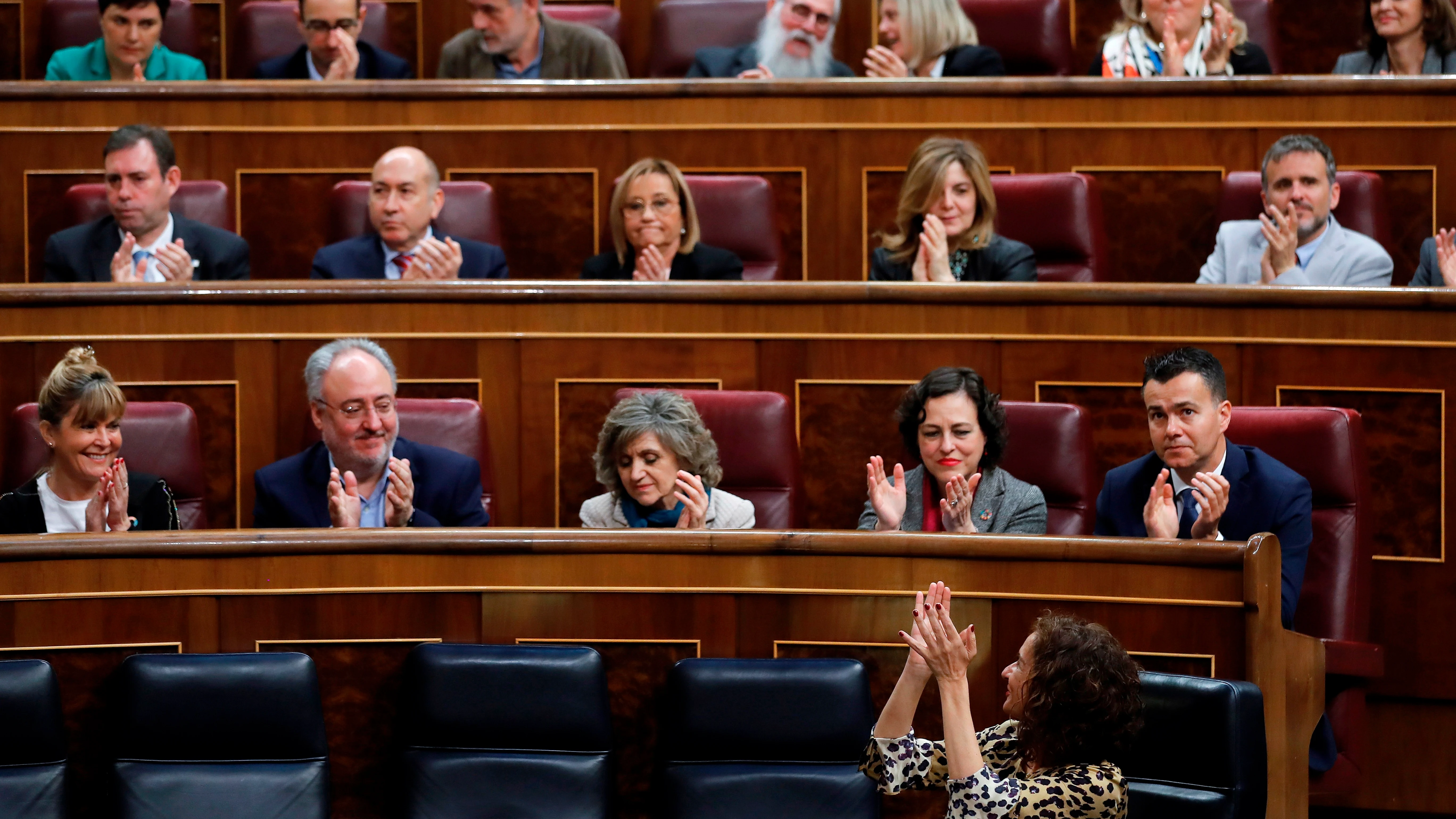 La bancada del PSOE aplaude a la ministra de Hacienda La bancada del PSOE aplaude a la ministra de Hacienda