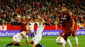 Sergio Reguil&oacute;n, en acci&oacute;n ante el Cluj