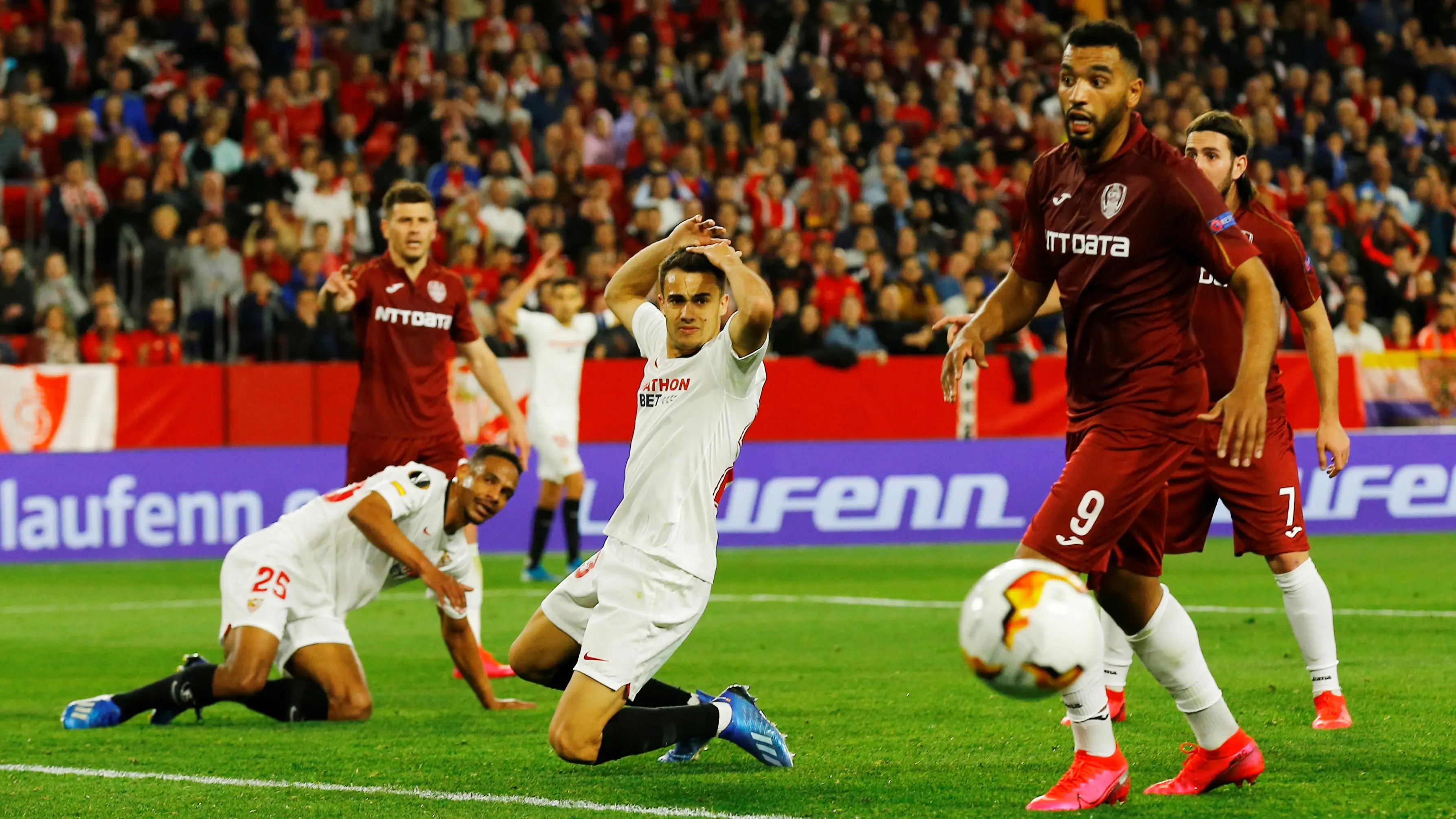 Sergio Reguil&oacute;n, en acci&oacute;n ante el Cluj