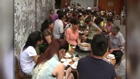 Shenzhen quiere prohibir comer gatos y perros para luchar contra el coronavirus Shenzhen quiere prohibir comer gatos y perros para luchar contra el coronavirus
