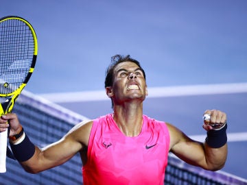 Rafa Nadal mira al cielo tras ganar en México