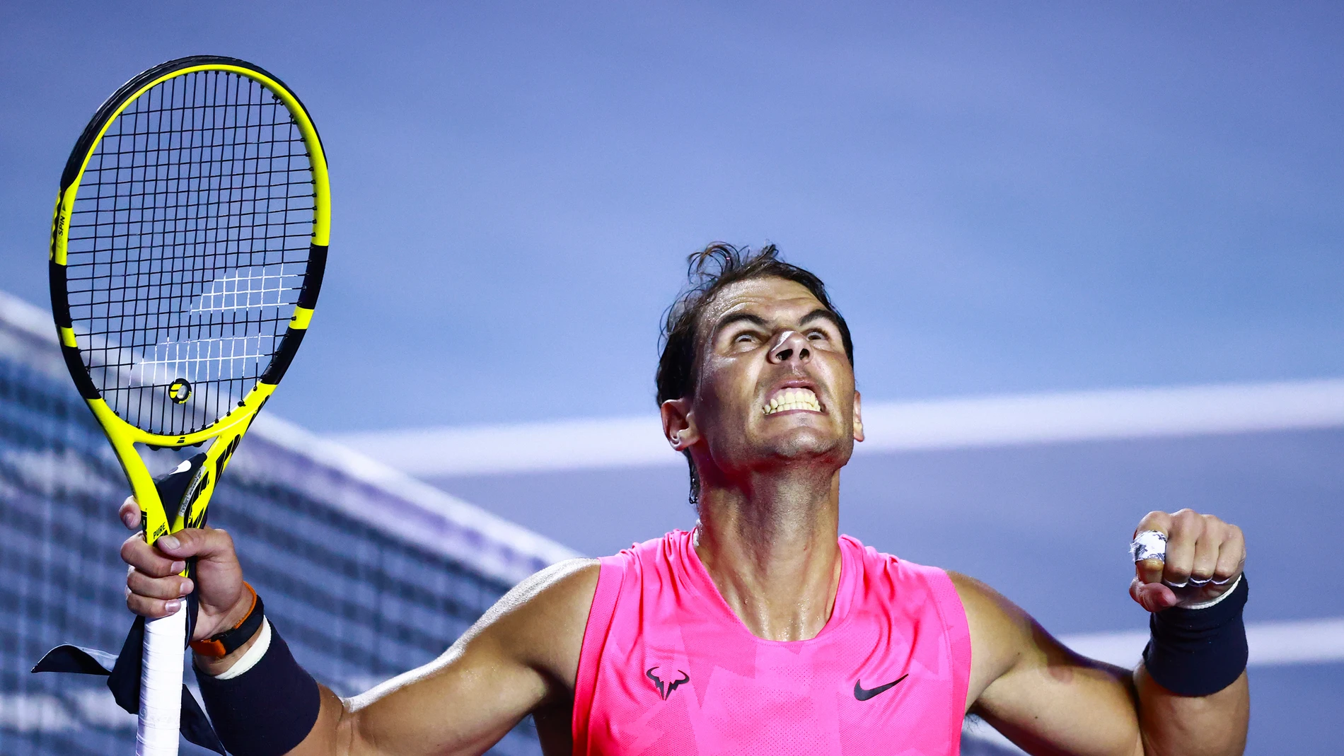 Rafa Nadal mira al cielo tras ganar en México Rafa Nadal mira al cielo tras ganar en México