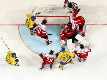 Austria enfrentándose a Suecia en el último mundial de hockey sobre hielo