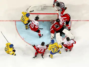 Austria enfrentándose a Suecia en el último mundial de hockey sobre hielo Austria enfrentándose a Suecia en el último mundial de hockey sobre hielo