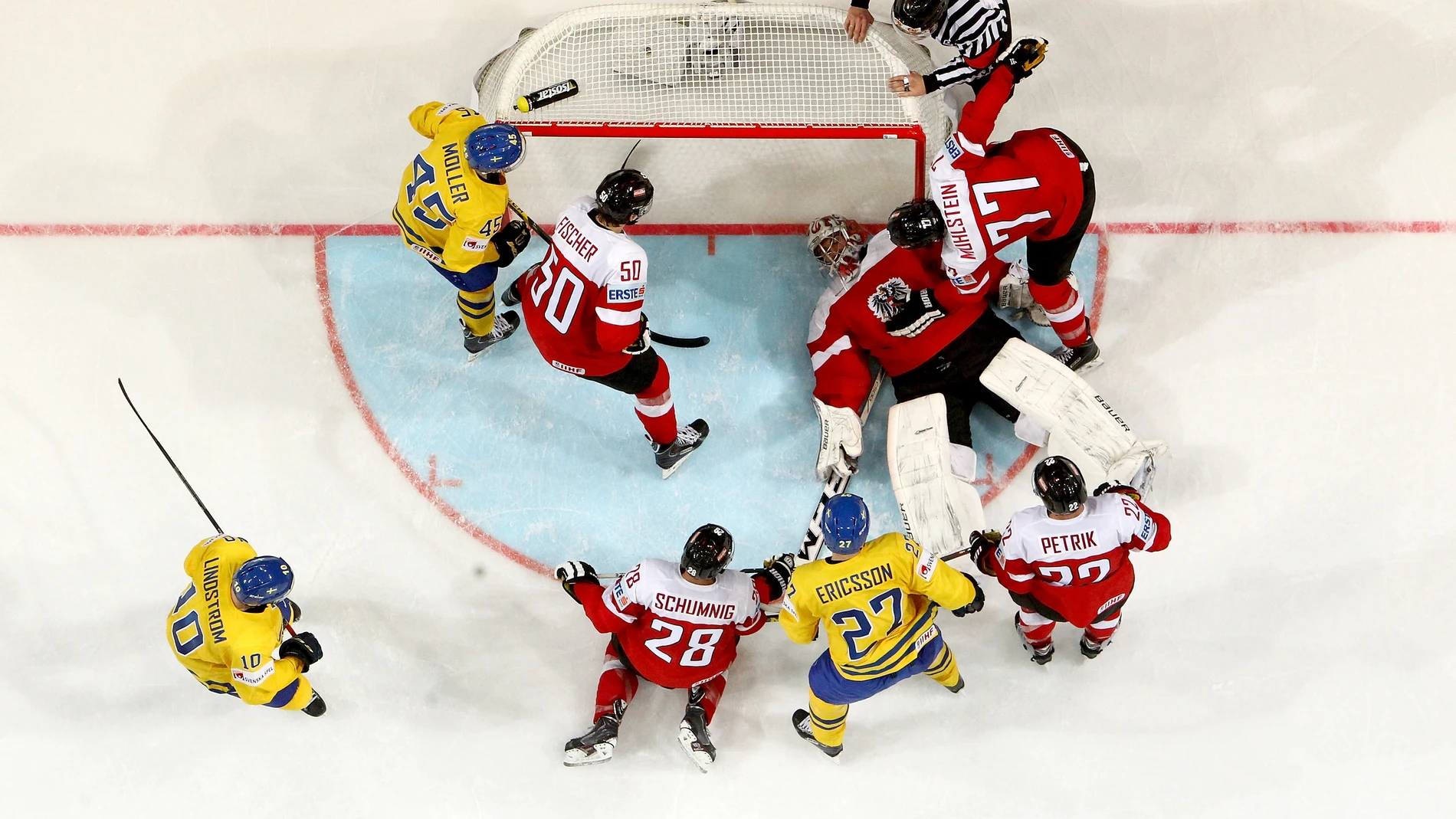 Austria enfrentándose a Suecia en el último mundial de hockey sobre hielo Austria enfrentándose a Suecia en el último mundial de hockey sobre hielo